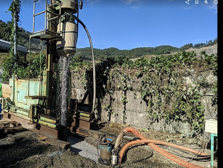井戸掘削機による施工状況